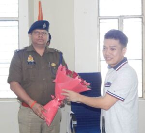 हेमन्त कुटियाल (IPS), तत्कालीन वरिष्ठ पुलिस अधीक्षक, मुरादाबाद का स्थानान्तरण होने पर हेमराज मीना (IPS), वरिष्ठ पुलिस अधीक्षक, मुरादाबाद, पुलिस अधीक्षक नगर, पुलिस अधीक्षक ग्रामीण एवं अन्य राजपत्रित अधिकारी,पुलिस कर्मियों द्वारा स्मृति चिन्ह व पुष्पगुच्छ भेंट कर शानदार कार्यकाल को स्मरण करते हुए उनके उज्जवल भविष्य की शुभकामनाओं के साथ विदाई दी गई।