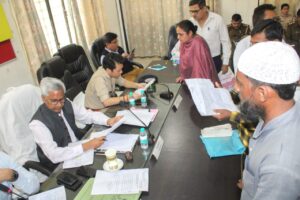 sampurn samadhan diwas ke mouke par jan samassyae sunte ssp,Hemunt Kutiyal,DM Moradabad Shelendra kumar