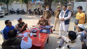 Thana samadhan diwas ke mouke par adikariyo dwara jansamsaye sunkar,samadhan ke aadesh diye gye