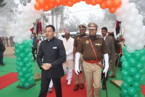  मुख्य अतिथि जितिन प्रसाद द्वारा ध्वजारोहण के पश्चात परेड का निरीक्षण करते हुए