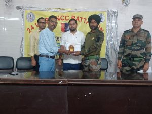 महाराजा हरीश चंद डिग्री कॉलेज में एक दिवसीय आयोजित निबंध प्रतियोगिता मेंप्रतिभागकरतेकॉलेज के लोग 