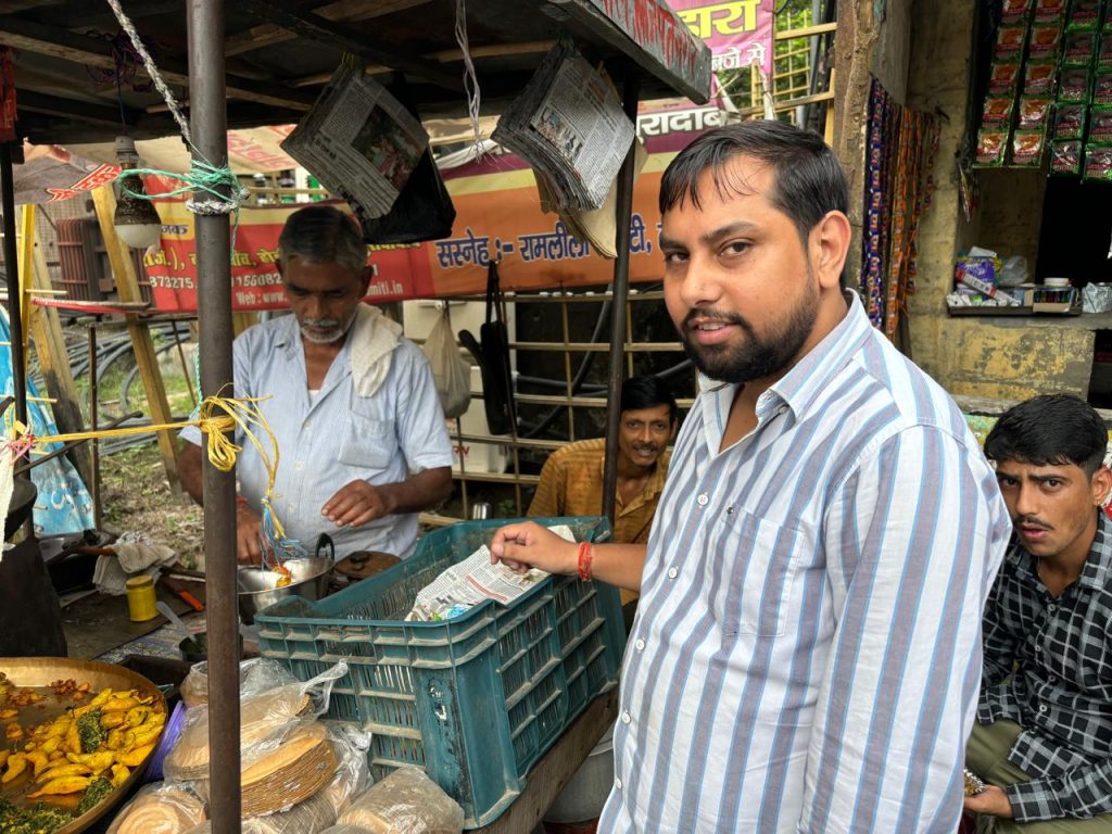 खाद्य सुरक्षा जागरूकता के मौके पर सड़ककिनारेठेलेवालेकोजागरूक करते डॉक्टर 
 अजीत दीक्षित 