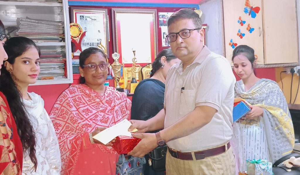 एम्आरके चिल्ड्रेन अकादमी मुरादाबाद मेंशिक्षकदिवसके मौके पर टीचर्स कोसम्मानित करते मेनेजर फसीउर रहमान बेग