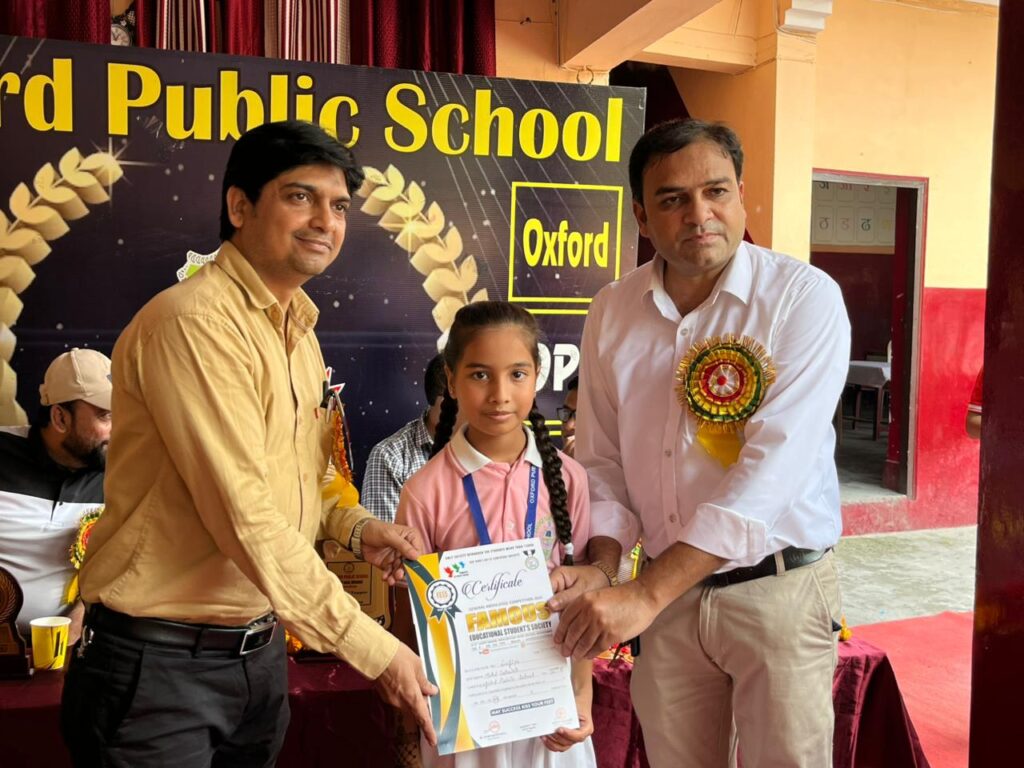 In mehndi compettion guest are presentin certificate to the students of oxford public school
