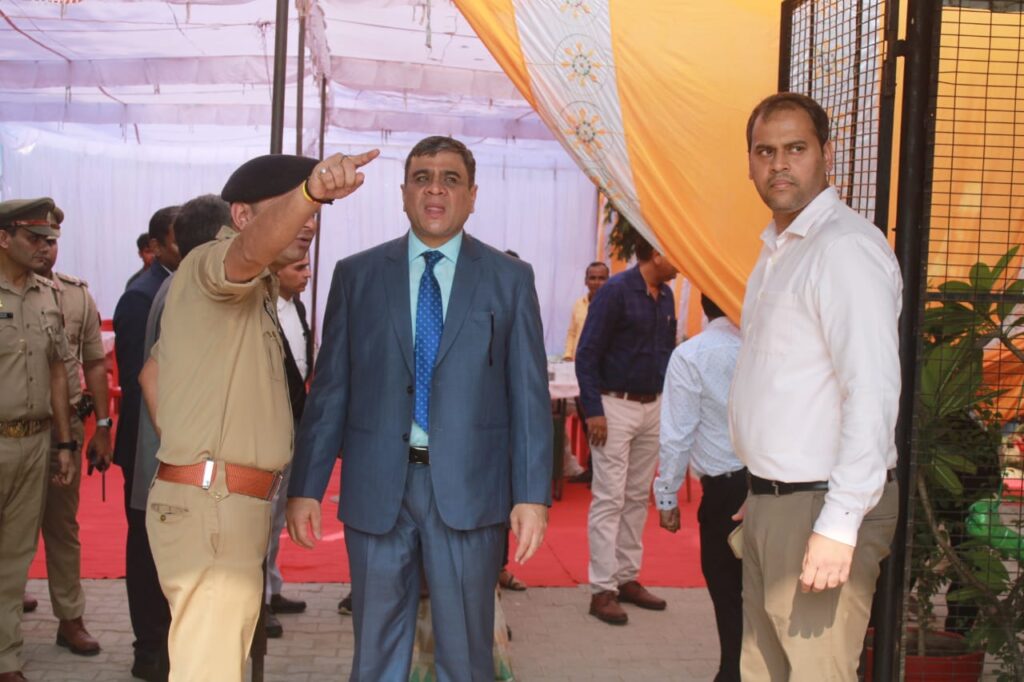 अधिशासी अभियंता प्रांतीय खंड लोक निर्माण विभाग श्री कुलदीप संत को जानकारी देते एसएसपी एवोम जिलाधिकारी मुरादाबाद मुरादाबाद 