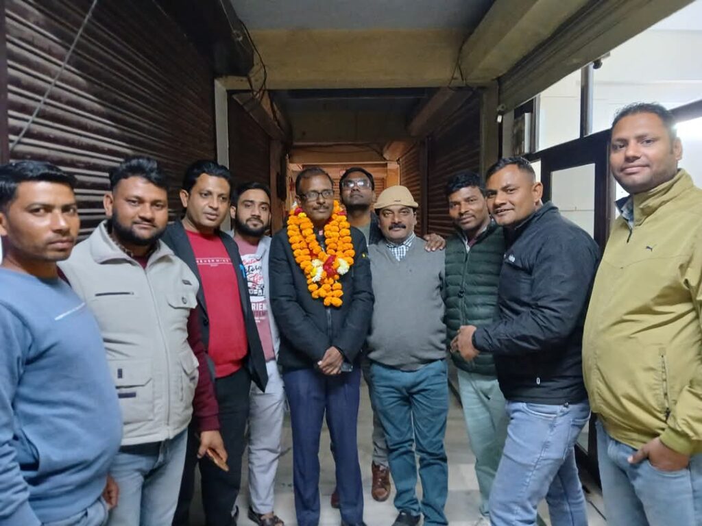 एक सामाजिक कार्यकर्ता एवं पत्रकारिता के क्षेत्र विशेष योगदान देने वाले डॉक्टर जगदेव प्रजापति का उनके साथियों द्वारा फूल मालाएं डालकर स्वागत किया गया