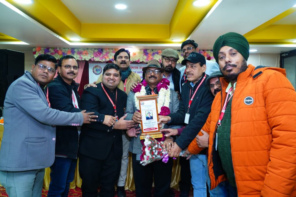 रामगंगा के एक मैरिज हाल में किया गया सम्मान समारोह