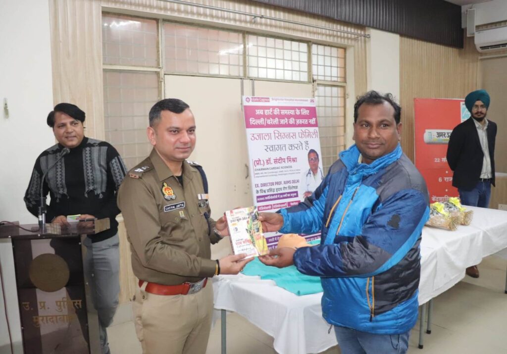 उजाला हॉस्पिटल की और से आयोजित हेल्थ कैंप में जानकारी देते चिकित्सक